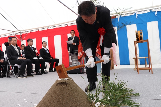 鍬入れを行う茶谷市長