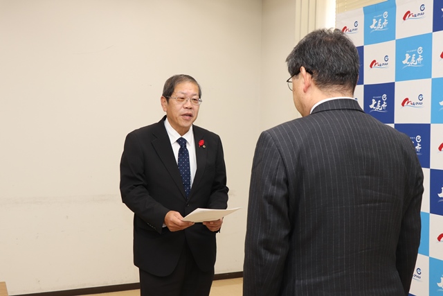 提言書を提出する川淵委員長
