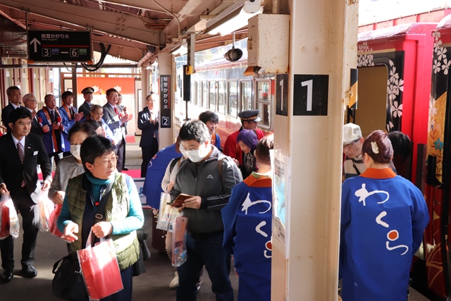 花嫁のれんの乗客を出迎える関係者