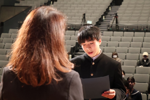 誓いの言葉を述べる坂㞍さん