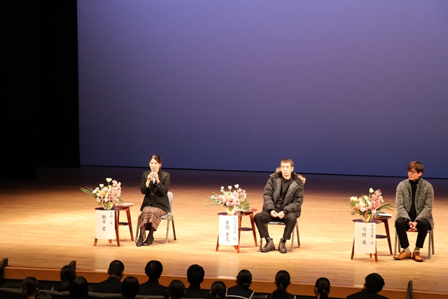 中学生にエールを送る無名塾の皆さん