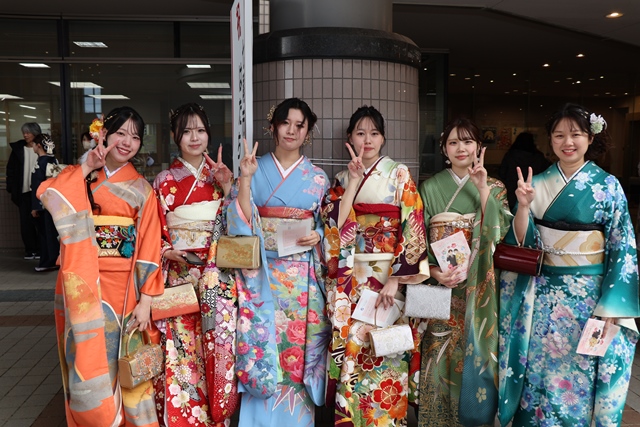色とりどりな振袖に身を包んだ新成人たち