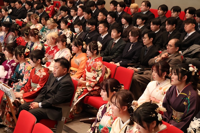 会場にあつまった新成人
