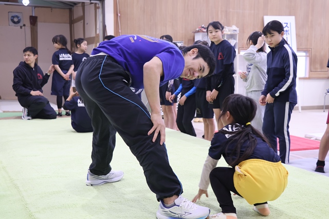 子どもに優しく指導する白井さん