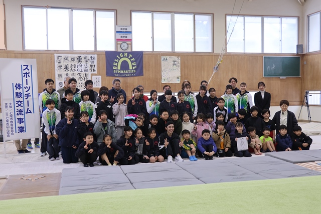 交流に集まった子どもたちと記念撮影