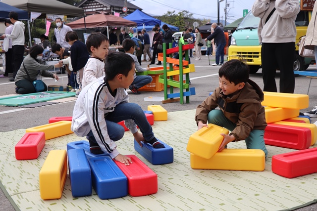 遊具で笑顔を見せる子どもたち