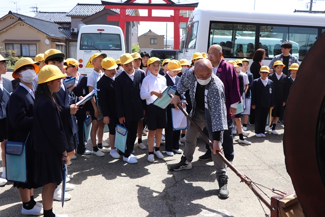てこの説明を受ける児童たち