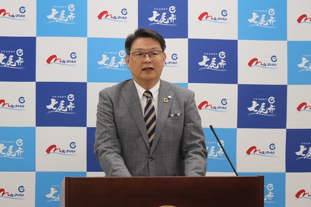 会見を行う茶谷市長