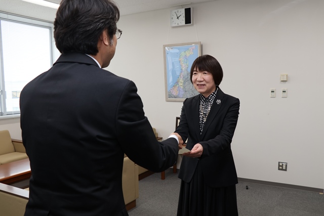 委嘱状を受け取る岩城さん