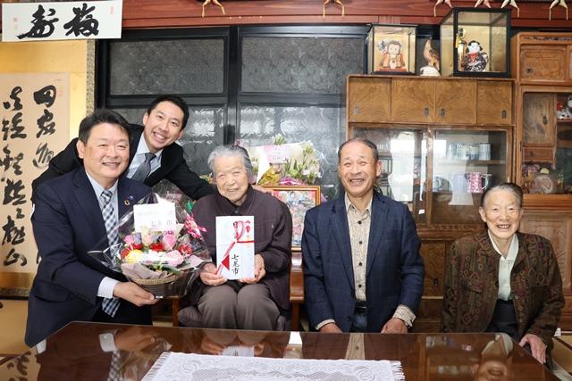 100歳の記念の家族写真
