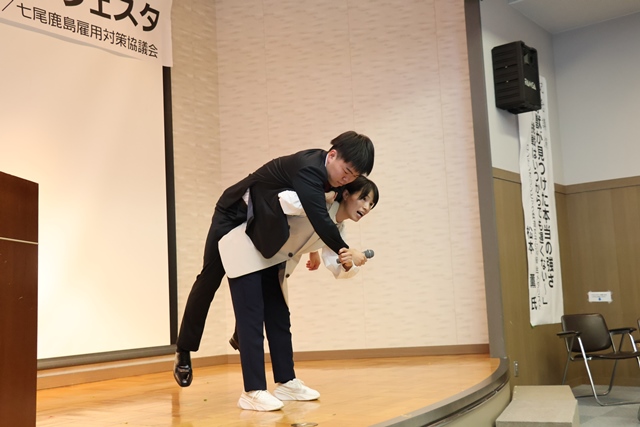 柔道技を教える松本さん