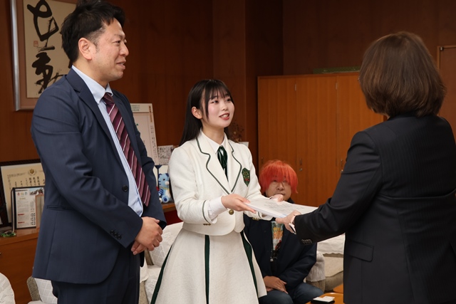 教育長にパンフレットを手渡す土井さん