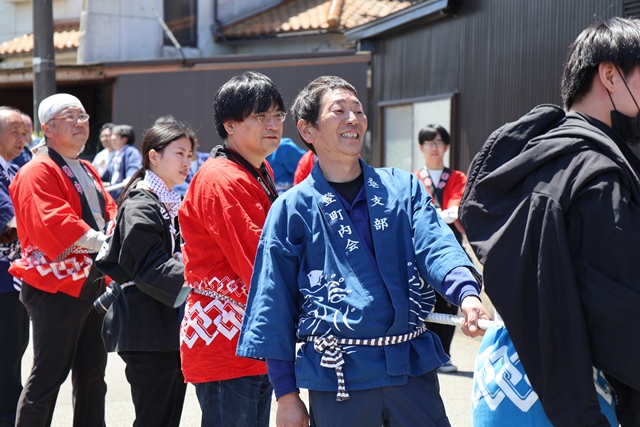 笑顔を浮かべて浜山を引く地元住民ら