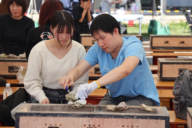 牡蠣を焼く人々
