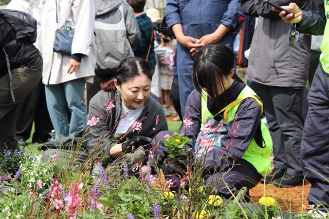 参加者と花を植える常盤さん