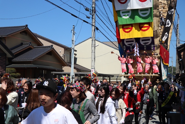 魚町のでか山を引くたくさんの人々