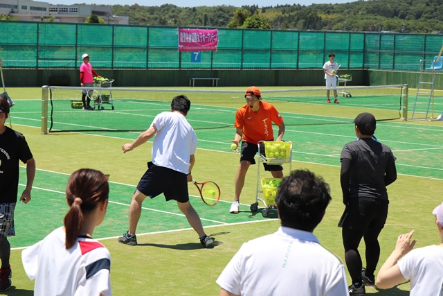 参加者を指導する松岡さん
