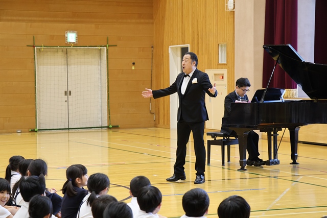 力強い歌声を披露する村上さん