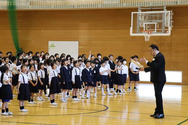 子どもたちと校歌を歌っている様子
