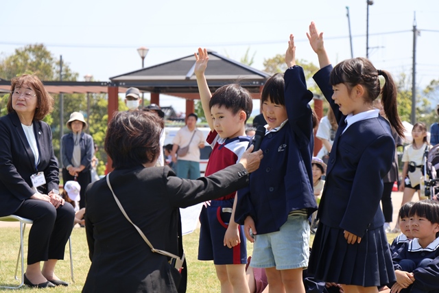 宣誓をする子どもたち
