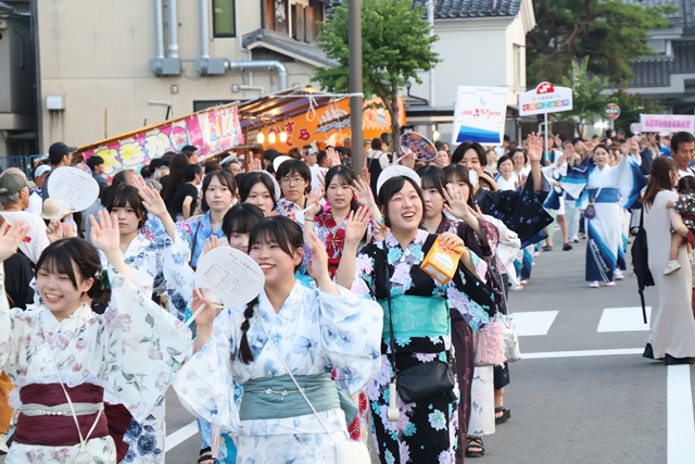 楽しく踊る人々