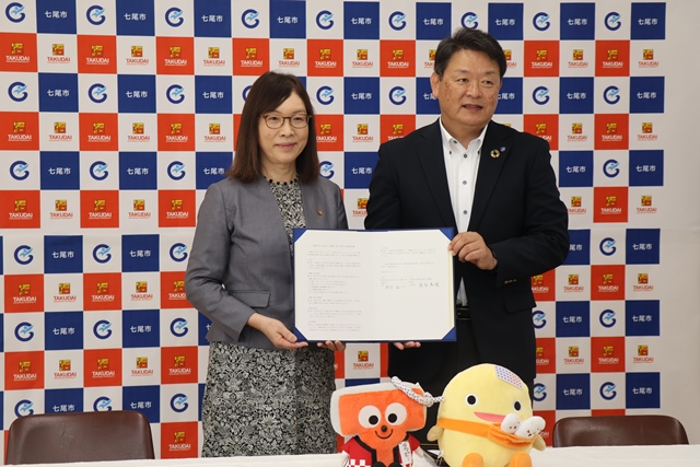 協定書を交わした二人
