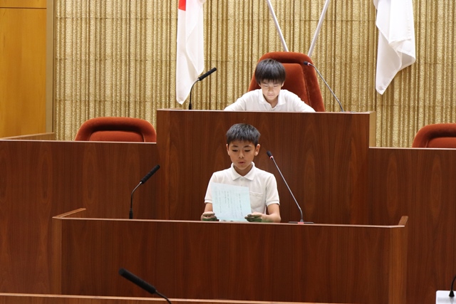 答弁を行う児童