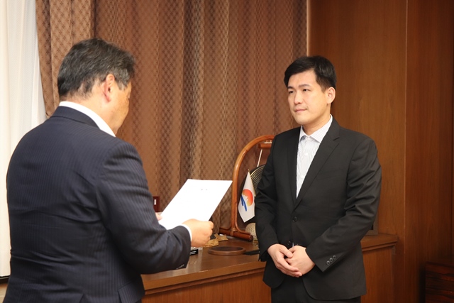 辞令交付を受けるユクさん