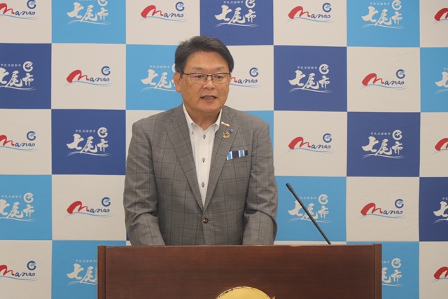 会見を行う茶谷市長