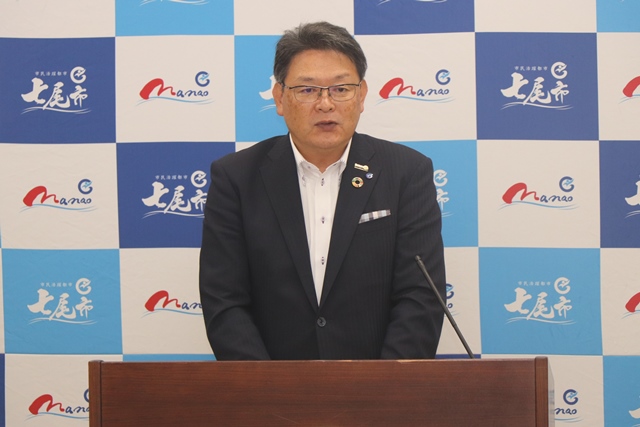 会見を行う茶谷市長