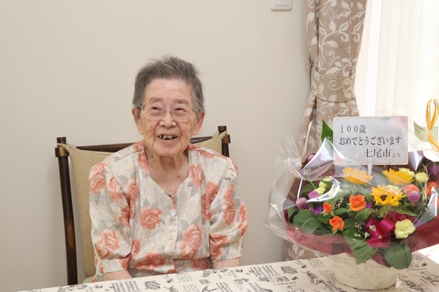 お祝いを喜ぶ園子さん