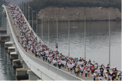 2009大会能登島大橋を走るランナー